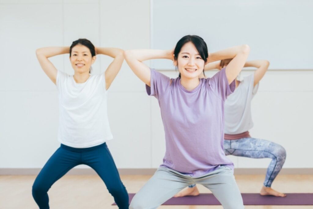 スクワットを行う3人の女性