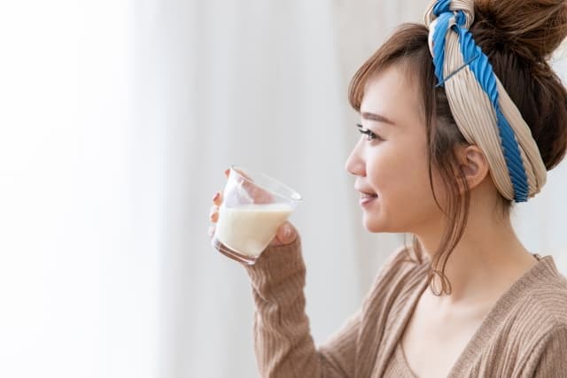 飲むヨーグルトを飲む女性