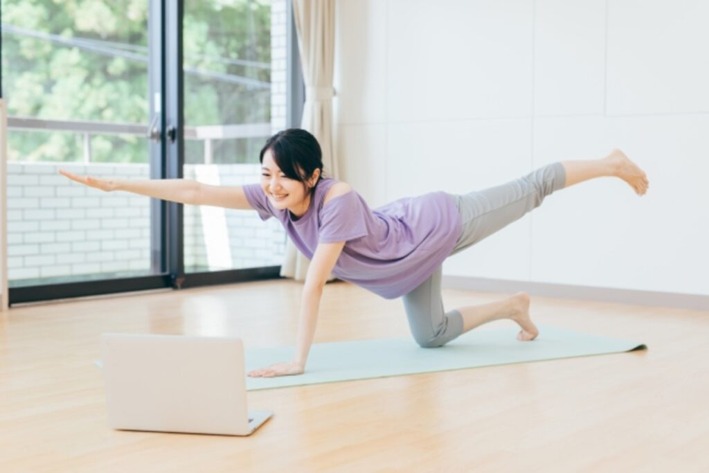 体幹トレーニングをする女性