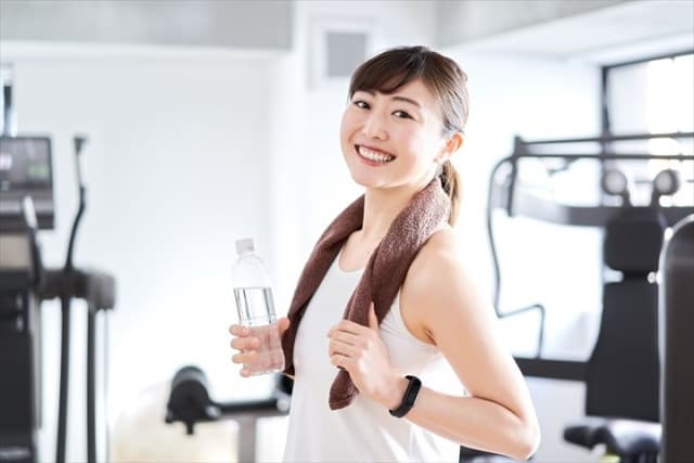 トレーニングを行う女性