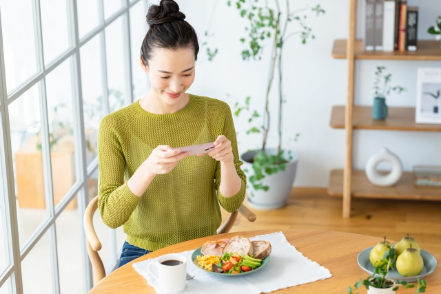 食事の撮影をする女性1