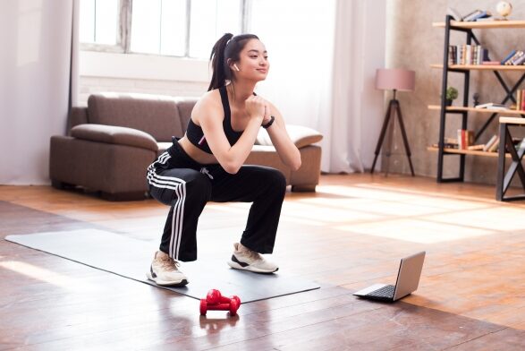 オンラインでトレーニング指導を受ける女性2