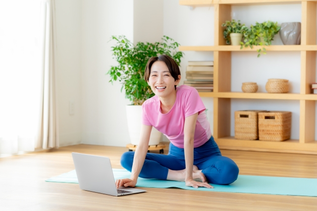 オンラインでトレーニング指導を受ける女性4