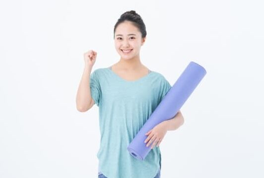 水色のシャツを着てトレーニングをする女性
