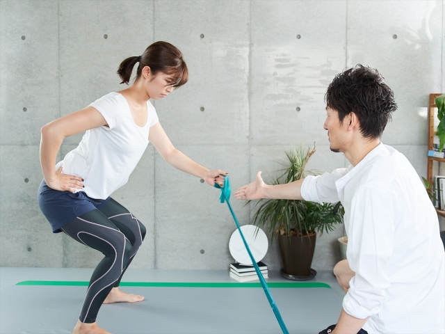 チューブを使ったトレーニングを行う女性