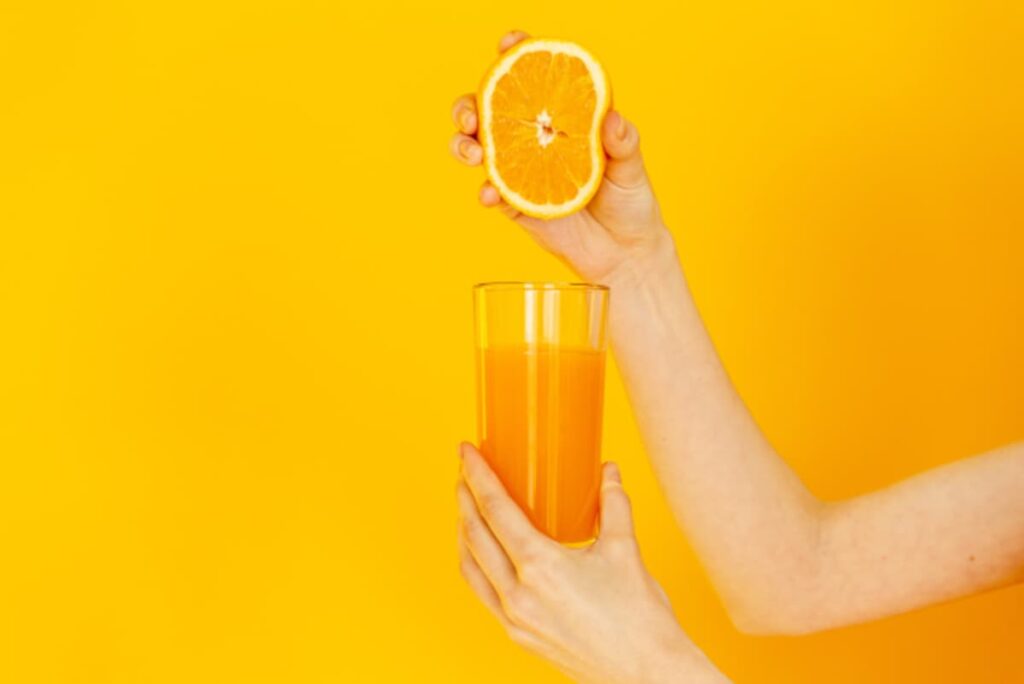 オレンジを絞ってオレンジジュースを作る様子