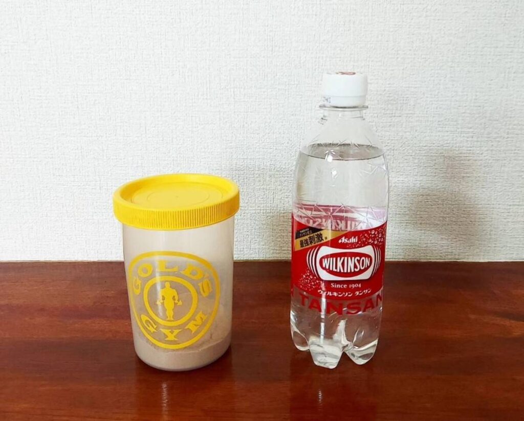 混ぜる前のプロテインと炭酸水