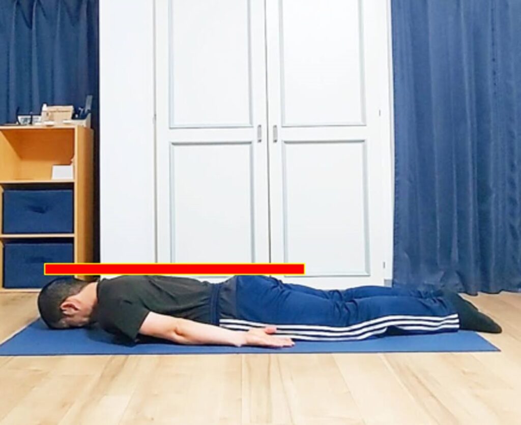 床にうつ伏せになった状態の説明
