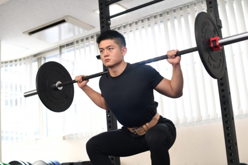 スクワットを行う男性