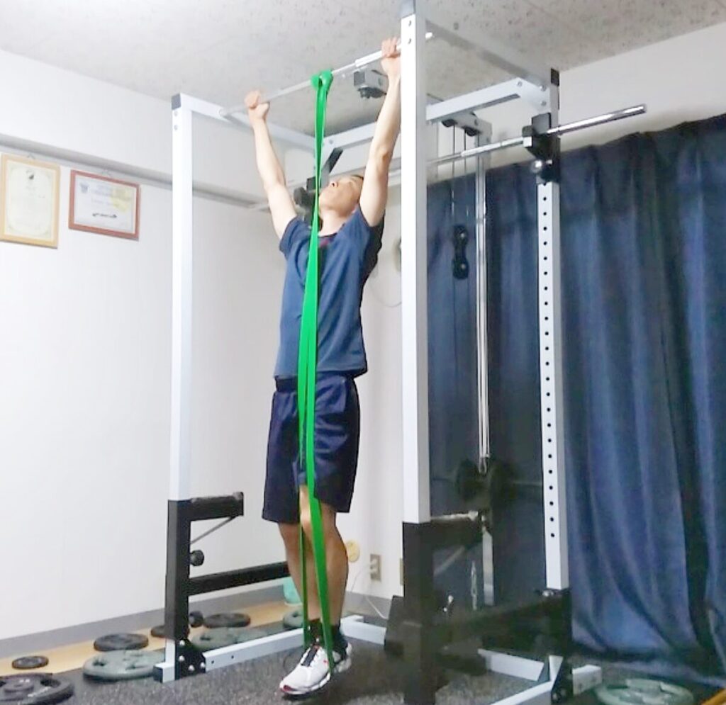 ゴムチューブの補助を使ったチンニング（懸垂）の紹介