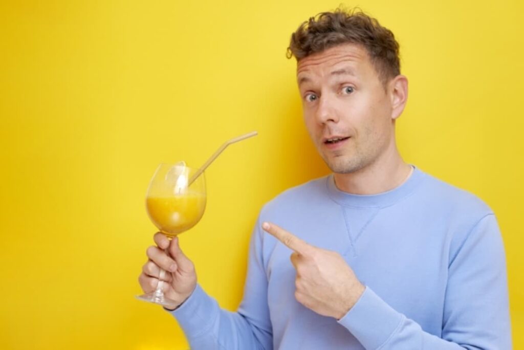 オレンジジュースを持っている男性