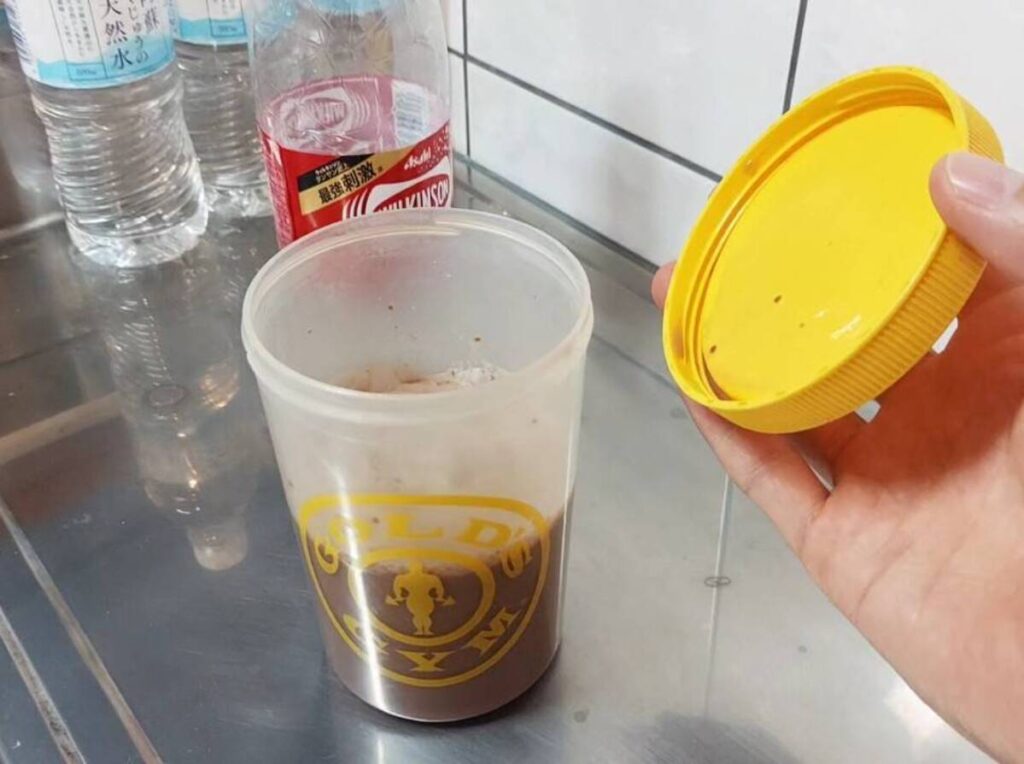 プロテインシェイカーの蓋を開けた瞬間