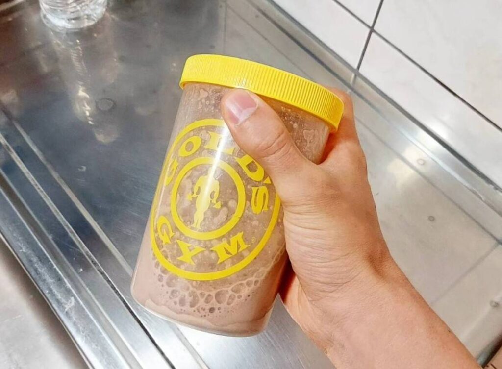 プロテインとアクエリアスが入ったプロテインシェイカーを振る様子