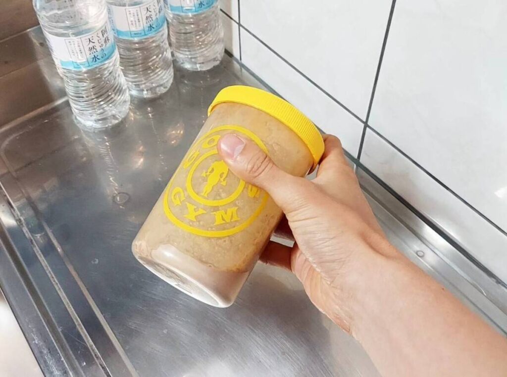 プロテインシェイカーを振る