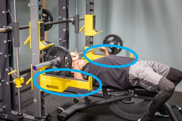 ベンチプレスでセーフティバーの高さが合わない場合の設定方法！