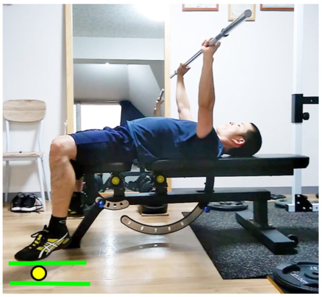 ベンチプレスで脚が床に届かずに浮く様子