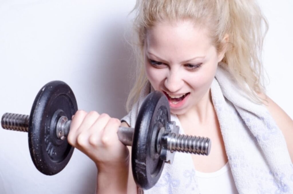 トレーニングを行う女性