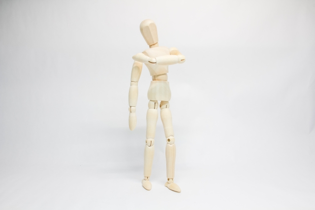 肩を痛がる様子